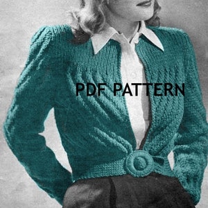 Könnte beinhalten: Ein türkisfarbener Strickcardigan mit einem Zopfmuster und einem Knopfverschluss. Der Cardigan hat eine figurbetonte Silhouette und lange Ärmel. Der Text "PDF PATTERN" ist auf der Vorderseite des Cardigans aufgedruckt.