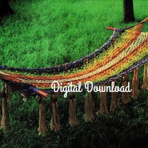 以下が含まれることがあります： 芝生のあるエリアの木に、フリンジの付いたカラフルなハンモックが吊るされています。ハンモックは、虹色の模様の織り生地で作られています。画像には「デジタルダウンロード」というテキストが重ねられています。