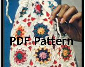 Può includere: Borsa all'uncinetto fatta a mano con chiusura a coulisse. La borsa presenta un design patchwork con motivi floreali colorati in rosso, blu, giallo e rosa. Il testo "PDF Pattern" è visualizzato sulla borsa.