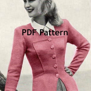 Puede incluir: Un cárdigan de punto rosa con cierre de botones y cintura ajustada. El cárdigan tiene cuello y mangas largas. El texto "PDF Pattern" está impreso en la parte delantera del cárdigan.