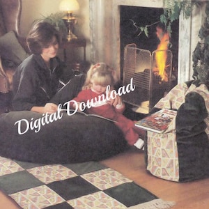 以下が含まれることがあります： 女性と少女が、大きな濃い茶色のビーズクッションに座っています。女性は暗いジャケットを着て、少女は赤と白のドレスを着ています。2人とも本を読んでいます。ビーズクッションは、暖炉の前にあり、暖炉には火よけがあります。床には市松模様の敷物があります。