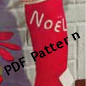 以下が含まれることがあります： 赤いクリスマスストッキングに白いトリムと白い「ノエル」が刺繍されています。ストッキングにはカフに白い人物の模様があります。ストッキングには「PDFパターン」という文字が印刷されています。