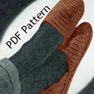 Op de afbeelding: Een paar bruine gehaakte pantoffels. De pantoffels zijn gemaakt met een eenvoudig steekpatroon en hebben een comfortabele, knusse uitstraling.