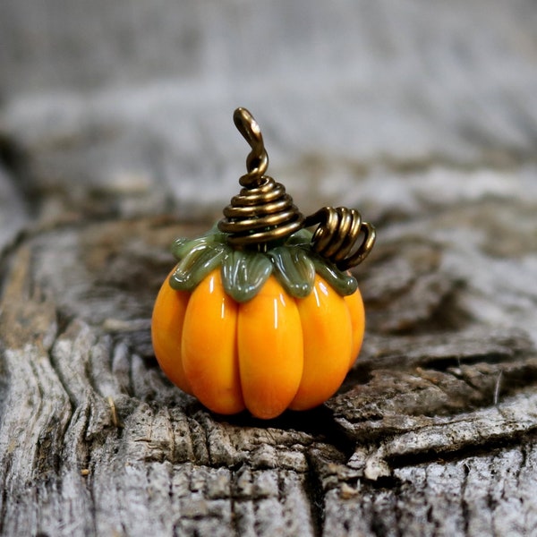 Wisiorek z dynią, naszyjnik jesienny, biżuteria jesienna, SRA, ręcznie robione koraliki lampwork, Murano - pomarańczowa przyprawa, dynia, przyprawa