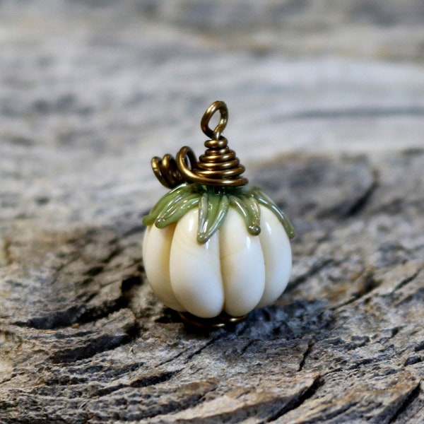 Colgante de calabaza con cuentas de cristal de Murano, hecho a mano, envuelto en alambre, color marfil, beige y crema.