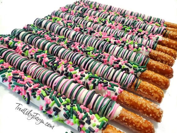 Pink camo chocolate covered pretzels.  Camo treats. Camo pretzels. Pink camo treats. It's a doe treats. Pink camo party. Pink camo favors