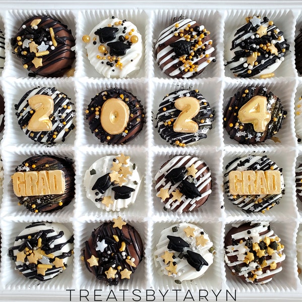 Mini graduation chocolate covered Oreo gift set. Graduation oreos. Graduation treats. Graduation gifts. College acceptance treats