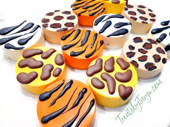 Safari party chocolate covered oreos. Safari oreoss. Jungle oreos. Zoo pretzel rods. Safari party treats