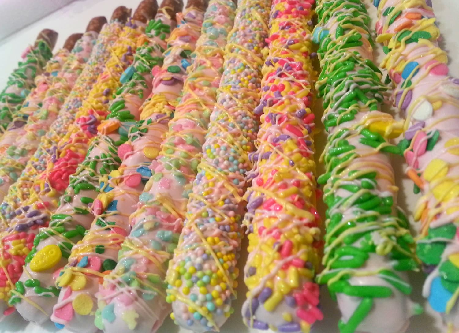 Easter Chocolate Covered Pretzels. Easter pretzels. Pastel pretzels