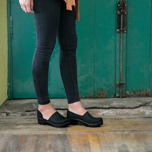 Low heel dansko clogs discount