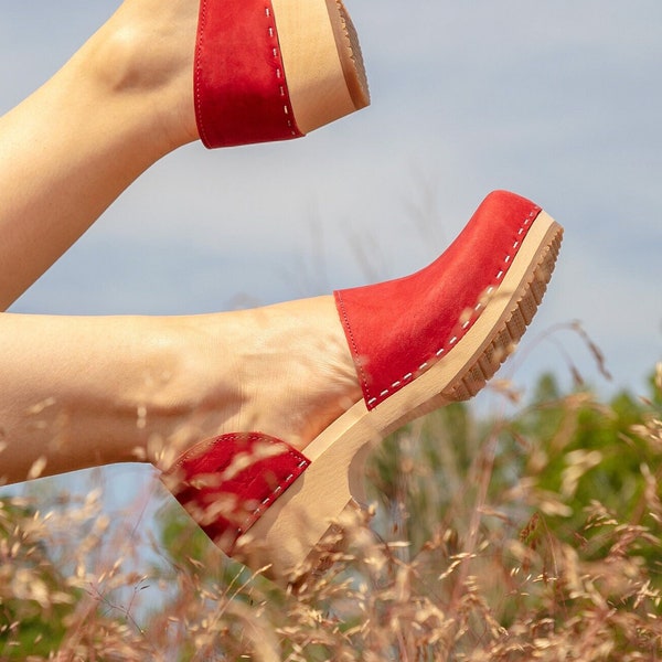 Red Closed Back Clogs for Women / Low Wooden Heel / Sandgrens / Nubuck Leather / Swedish / Brett Low