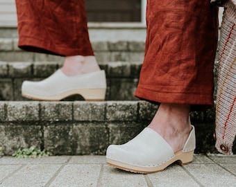 Sand Beige Closed Back Clogs for Women / Low Wooden Heel / Sandgrens / Nubuck Leather / Swedish / Brett Low