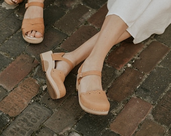 Ecru-beige Clog-Sandalen für Damen / Klassische Sandalen mit niedrigem Absatz / Sandgrens / Pflanzlich gegerbtes Leder / Schwedisch / Mailand