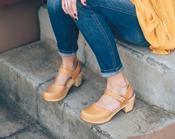closed toe clogs
