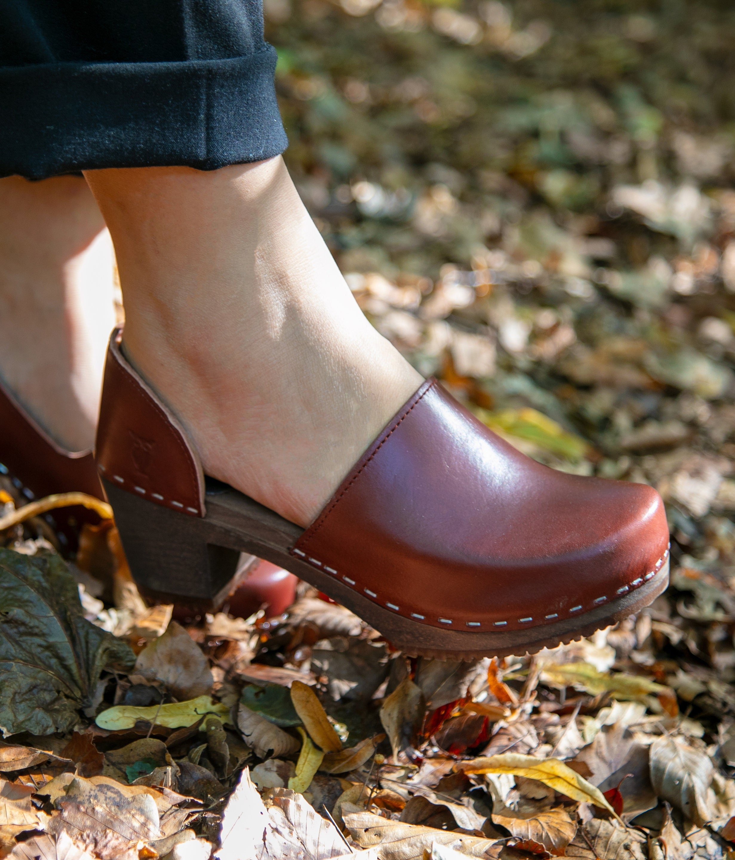 Closed back clog best sale