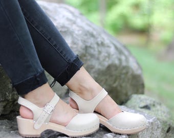 Houten sandalen, damesslippers, gesloten hak, leren klompen, handgemaakt, zandnubuckleer, Saragasso