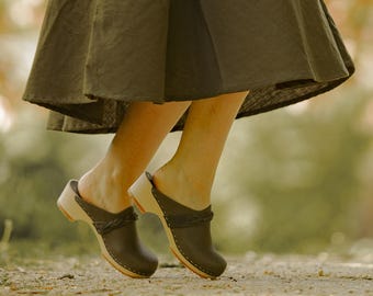 Zuecos de mujer, Zuecos tipo mules, Zuecos de madera, Tacón bajo, Hechos a mano, Sandgrens, Piel nobuk verde oliva, Bruselas