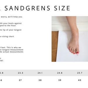 Op de afbeelding: Een tabel die laat zien hoe je je voeten moet meten voor Sandgrens klompen. De tabel toont de voetlengte in centimeters en de bijbehorende schoenmaten. De tabel bevat ook instructies over hoe je je voeten moet meten en opmerkingen dat klompen tijdens het lopen moeten glijden.