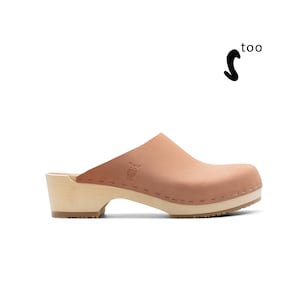 May include: A light brown clog with a wooden heel and sole. The upper is a solid color with an owl logo. The heel height is approximately 5 cm. The word "too" is in the upper right corner.