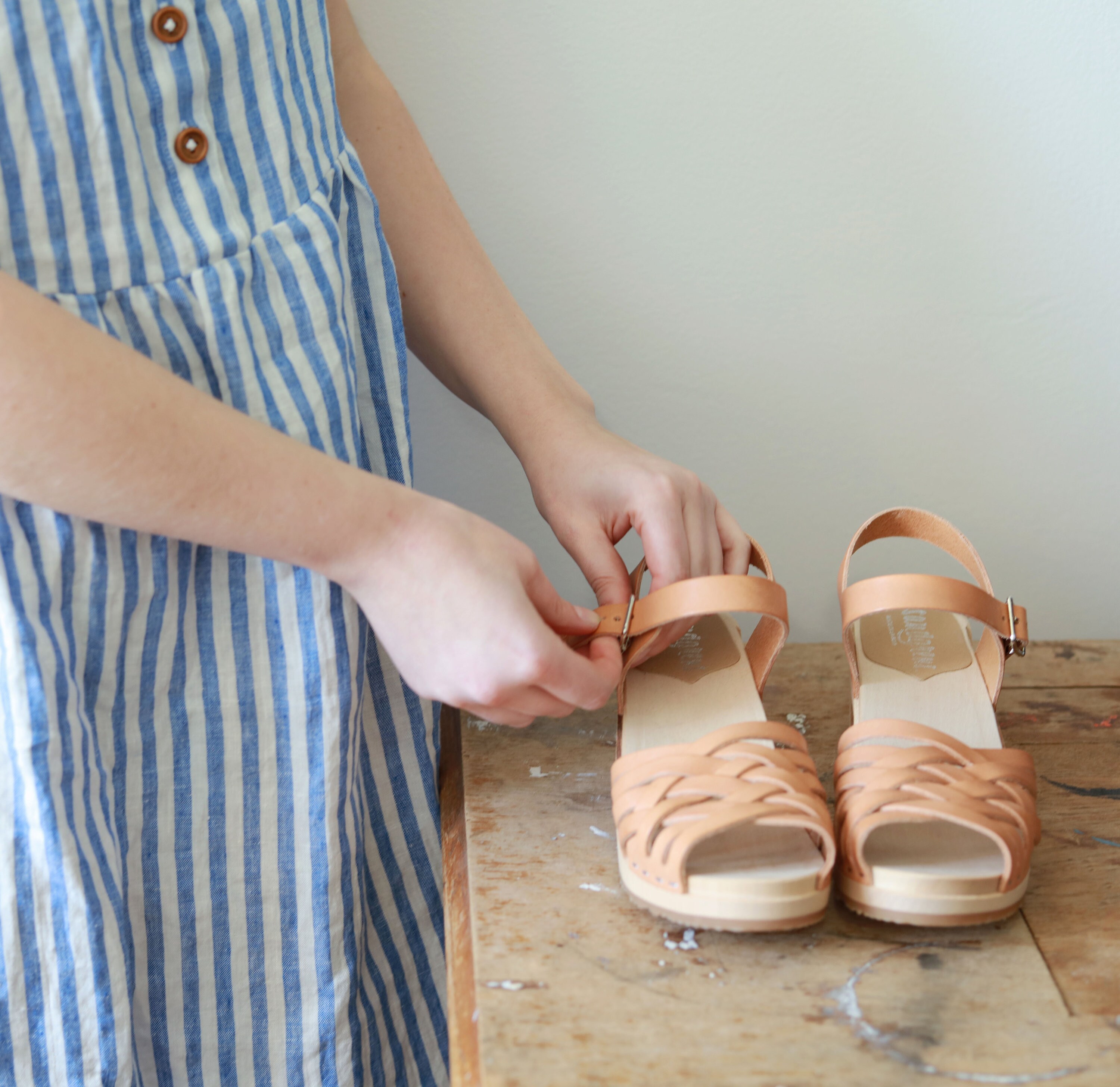 leather world designs clogs