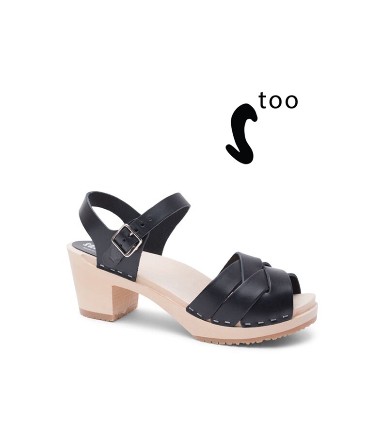 Puede incluir: Sandalias de tac&oacute;n de cuero negro con dise&ntilde;o de tira tejida y suela de plataforma de madera.