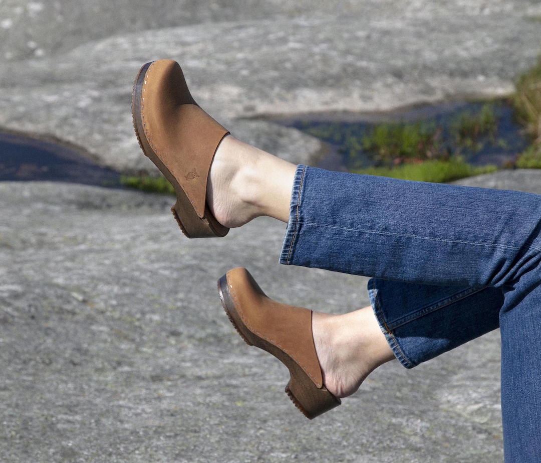 Zuecos tipo mules, Zuecos para mujer, Zuecos de madera, Tacón bajo, Hechos  a mano, Sandgrens, Piel nobuk marrón Dexrertan, Austin México