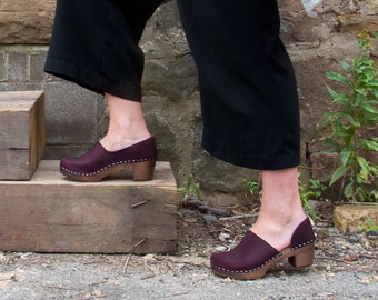 Plum Lila Closed Back Clogs for Women / High Wooden Heel / Sandgrens / Nubuck Leather / Swedish / Brett