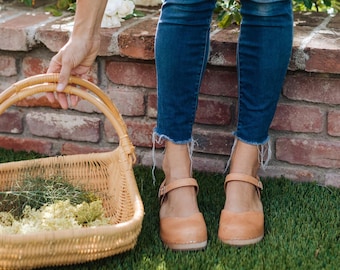 Wooden Sandals, Women Slide, Closed Toe Heel, Leather Clogs, Handmade, Ecru beige Vegetable Tanned Leather, Saragasso