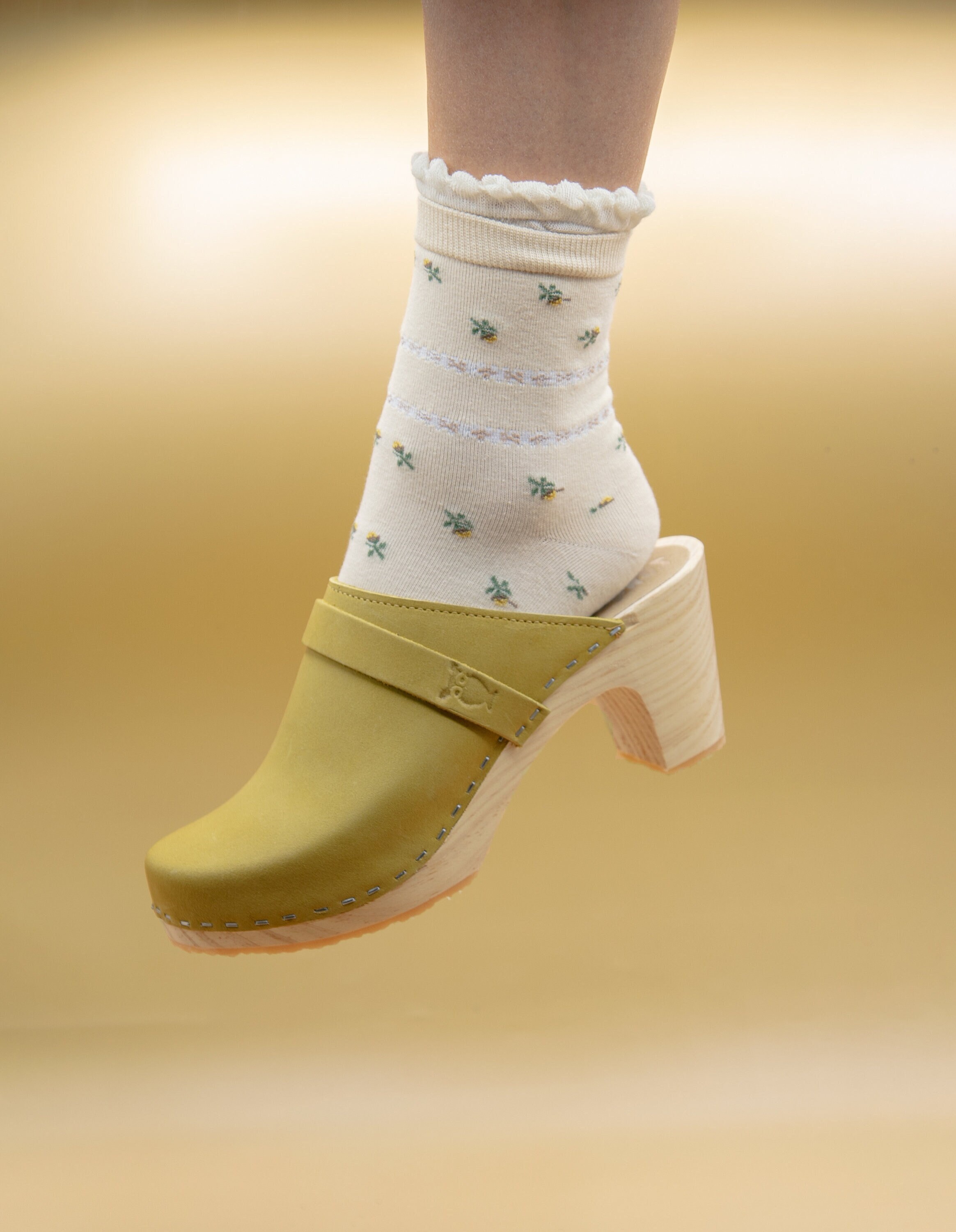 Clog heels closed toe sale