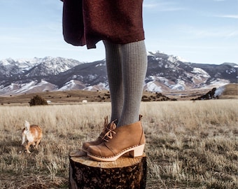 Damen Booties, Holzstiefel, Plateau Schuhe, Frauen Mule Clogs, Handgemacht, Sandgrens, Dextertan Braunes Nubukleder, Chukka Cap Toe