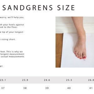 Puede incluir: Una tabla de tallas para zuecos, que muestra la longitud del pie en cent&iacute;metros y la talla de zapato correspondiente. La tabla tambi&eacute;n incluye instrucciones sobre c&oacute;mo medir tu pie para un mejor ajuste.