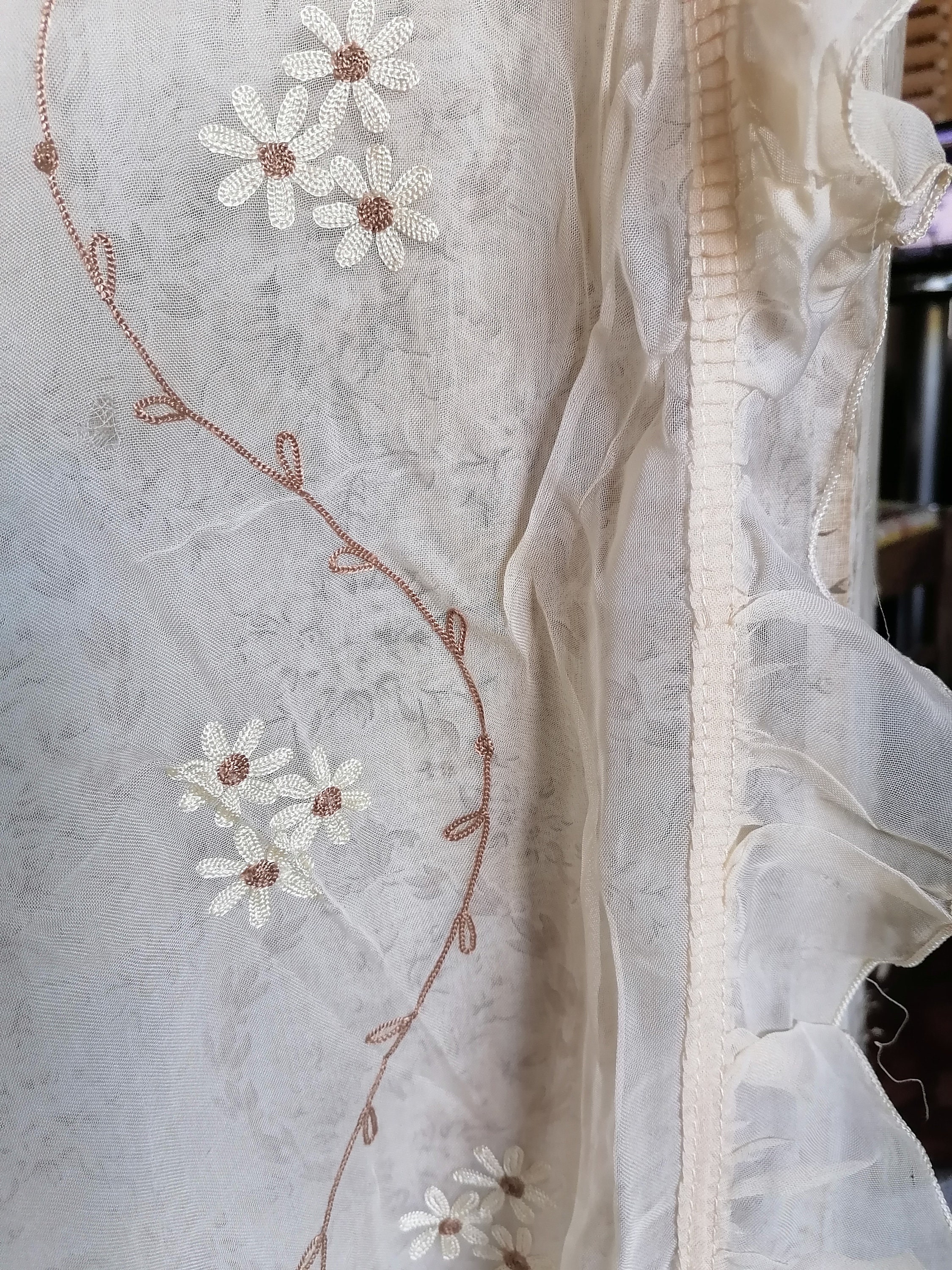 Vintage Français Curtain Fabric 1950S Voile Beige & Broderie Fleurs, Bord à Collerette 2 Mètres de L