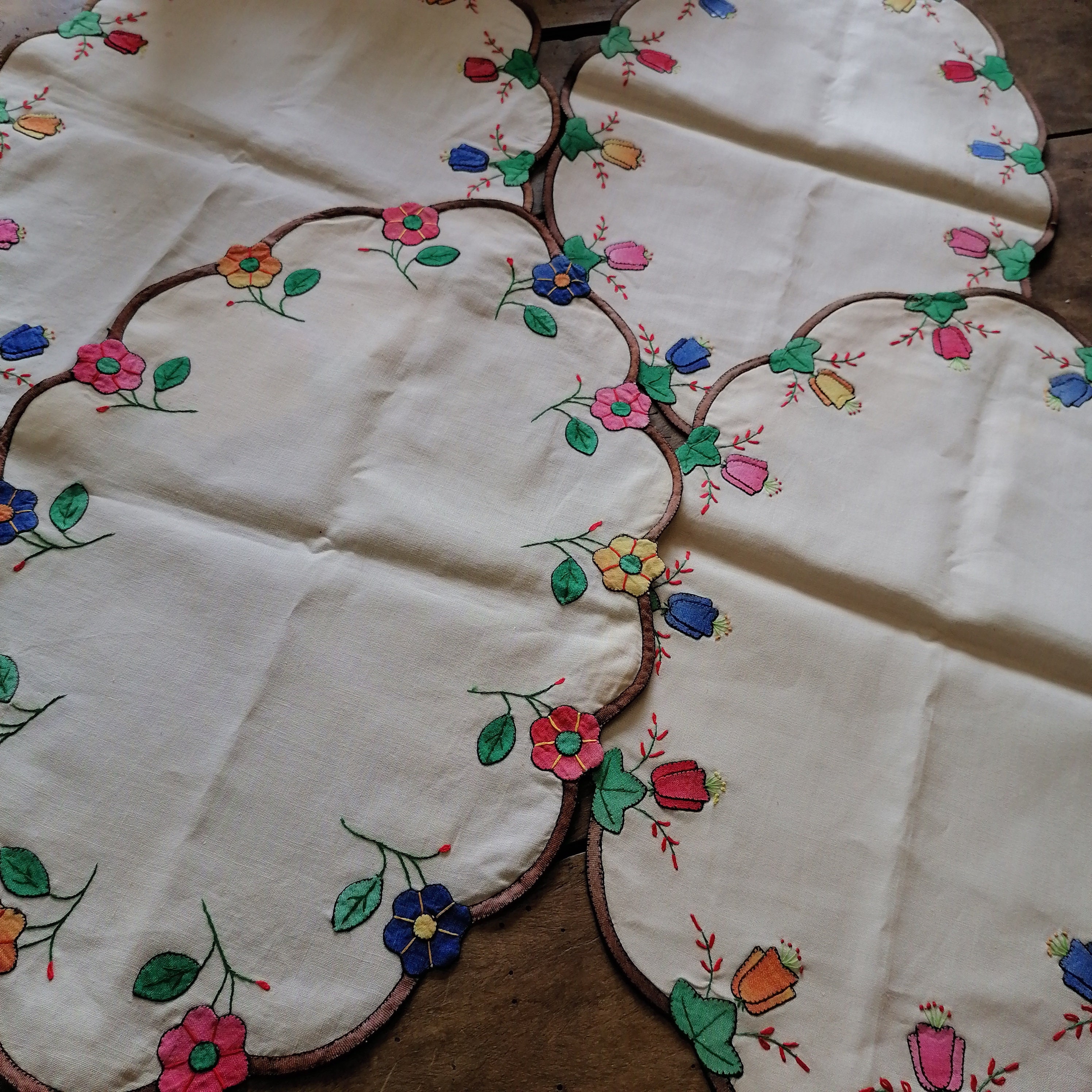 Vintage Français Broderie à La Main Applique Set de 4 Napperons 1950S État Inutilisé 45cm X 30cm