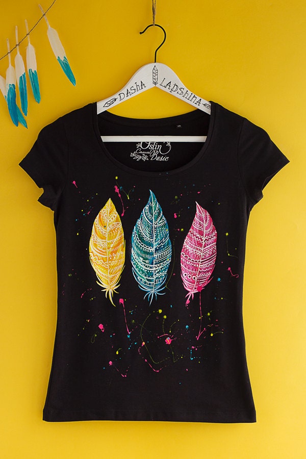 Camiseta de pluma pintada a mano blanca y colorida Boho Etsy Camiseta de pluma pintada a mano blanca y colorida Boho Etsy