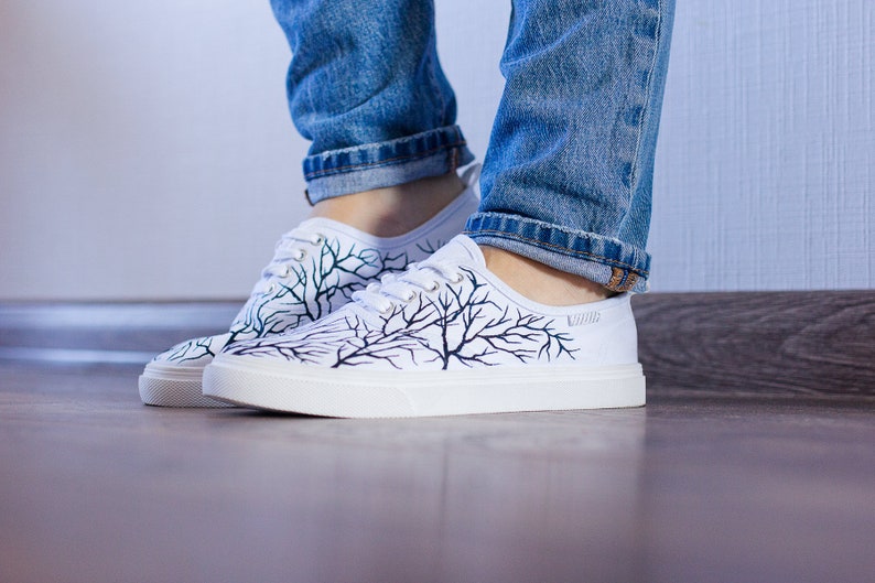 Лошадь рисунок гуашью. Nike air force 1 diy. Разрисованные кеды. Белая лошадь гуашью. Разрисованные кеды.