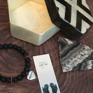 Let Go box - Lava kraal armband, Agaat plaat, bevestiging kaart, moeder van parel inleg doos