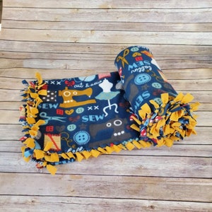 Love to Sew No-Sew fleecefilt 135 x 170 cm Studentrum, Pläd, Soffpläd, Camping, Tailgate, Symaskin, Skyltdocka, Sax, Nålar