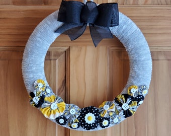 Soft Gray Yarn Wrapped Wreath / Handmade Yo-Yo's / YOYO / Handmade Bow / Floral Fabric / Door Decor