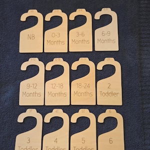 以下が含まれることがあります： 上部にフック形状があり、NB、0-3 Months、3-6 Months、6-9 Months、9-12 Months、12-18 Months、18-24 Months、2 Toddler、3 Toddler、4 Toddler、5 Toddler、6という年齢範囲を示す刻印文字が入った、12個の明るい色の木製クローゼット仕切りセット。