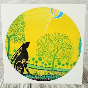 Tarjeta de arte de liebre, liebre espiritual que contempla la luna y el árbol de la vida, tarjeta de arte en blanco, impresión de arte de liebre