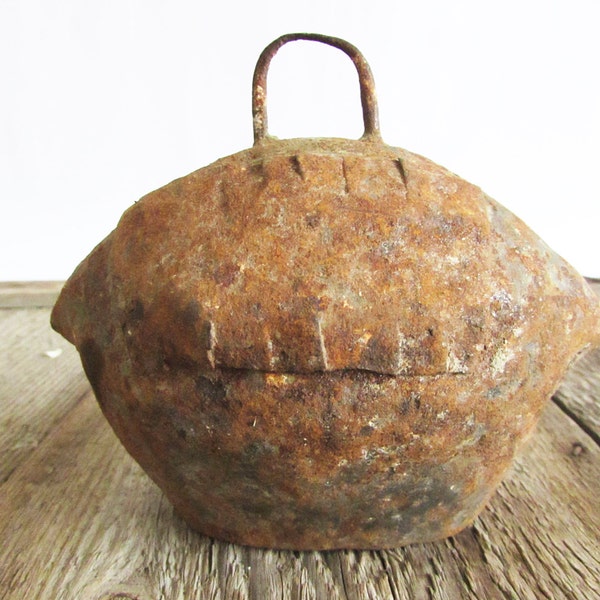 COW BELL,antique cow bell, Farm Bell,sheep bell,very rusty and primitive