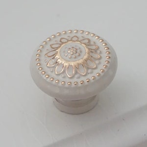 Tiny Shabby Chic Dresser Drawer Knobs Pulls Handles Creamy White Gold Flower Kitchen Cabinet Door Handle Pull Knob French Country Home Decor