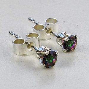 Topaze Studs - mystic fire topaz - rainbow topaz - boucles d’oreilles topaze facettées - boucles d’oreilles topaze stud - boucles d’oreilles topaze faites main - boucles d’oreilles gemstone