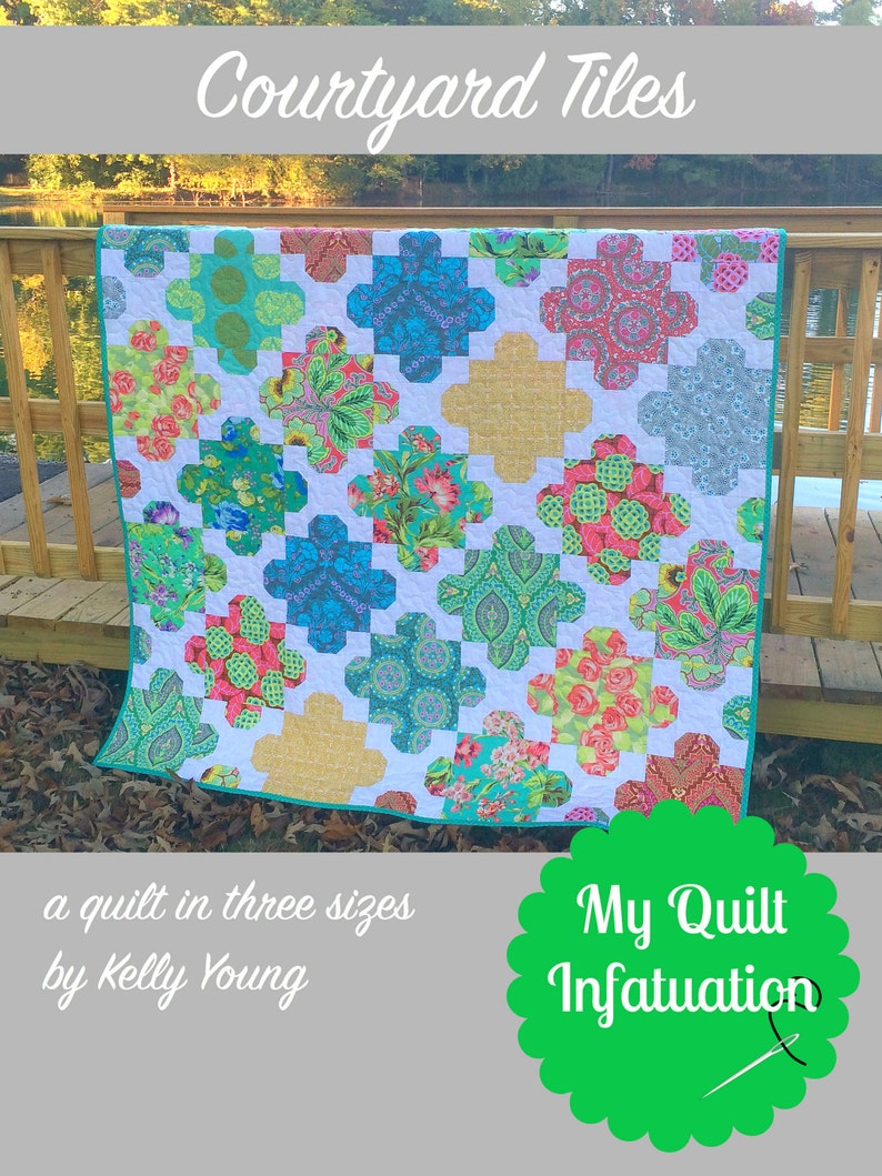 Pu&ograve; includere: Una trapunta colorata con sfondo bianco e un motivo di fiori verdi, blu, rosa e gialli. La trapunta &egrave; piegata a met&agrave; e si trova su un ponte di legno. Il testo "Courtyard Tiles" &egrave; in alto nell'immagine. Il testo "a quilt in three sizes by Kelly Young" &egrave; in basso a sinistra dell'immagine. Il testo "My Quilt Infatuation" &egrave; in un cerchio verde in basso a destra dell'immagine.