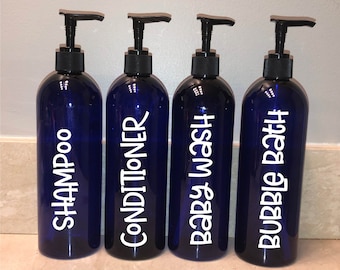 Könnte beinhalten: Vier blaue Plastik-Pumpflaschen mit weißen Etiketten. Die Etiketten lauten "Shampoo", "Conditioner", "Baby Wash" und "Bubble Bath".