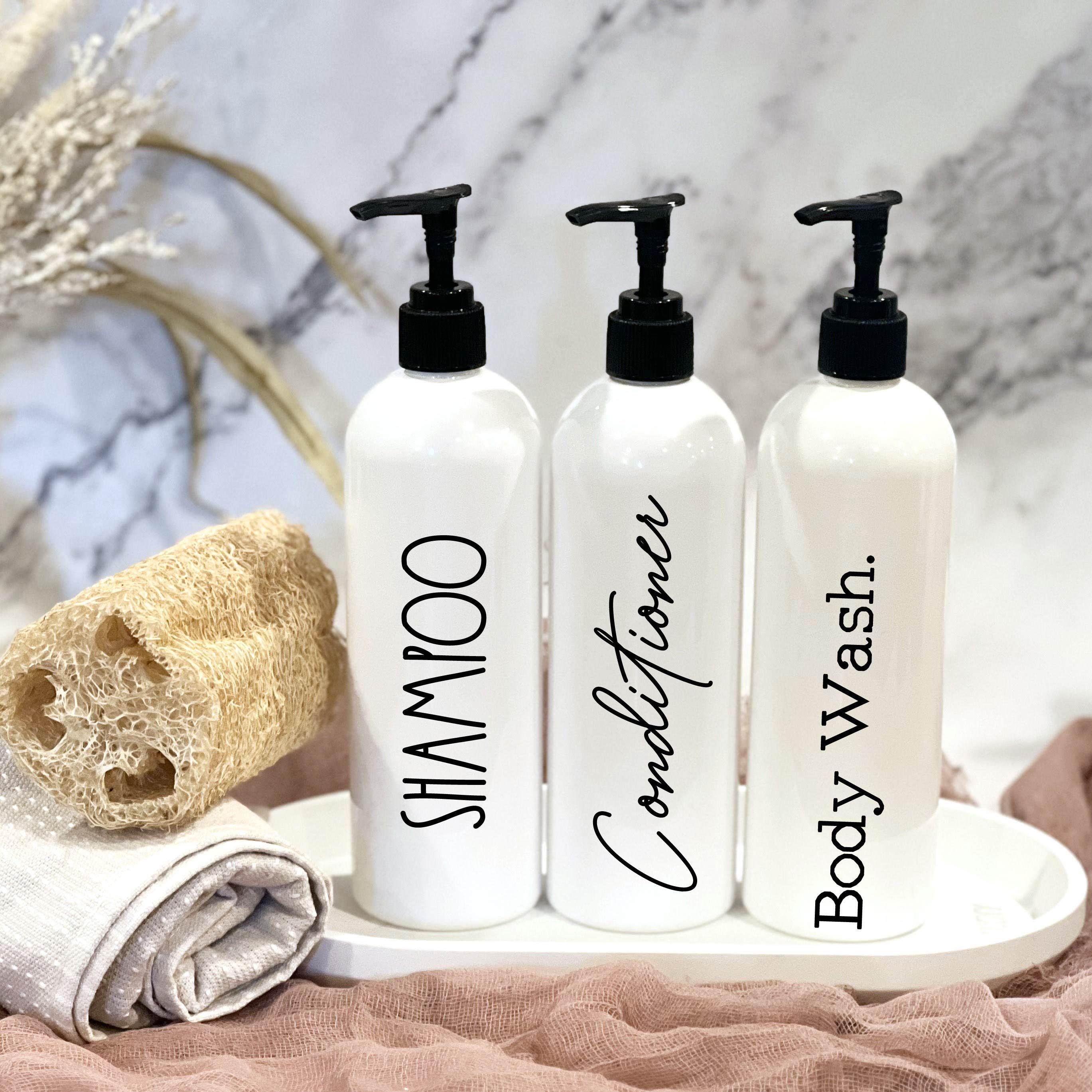 3本の白いシャンプーとコンディショナーボトル、バスルームボトル