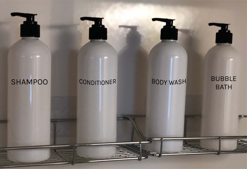 Botellas de champú de plástico blanco con etiqueta
