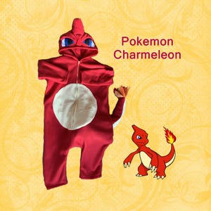 Może przedstawiać: Czerwony kostium Charmeleona Pokémon dla dziecka. Kostium to czerwony kombinezon z białym kółkiem z przodu i ogonem. Kostium ma kaptur z twarzą Charmeleona. Obraz przedstawia również kreskówkowego Charmeleona.