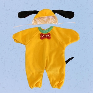 Disfraz de perro Pluto: Mono de forro polar amarillo con gorro y cola.