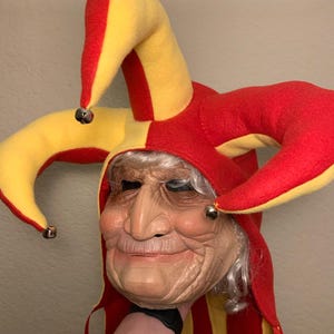 Slaughter High oder Ghastly Grinner Narr Hut mit Kragen und Glöckchen